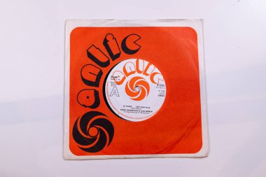 Londra İngiltere, 4 Şubat 2024 Şarkıcılar Jane Birkin ve Serge Gainsbourg 'un eski bir plağı. Altmışlı yılların şarkısı Je t' aime moi non in the original sleeve