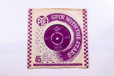 Londra İngiltere, 4 Şubat 2024 Şarkıcı Paula Clark 'ın eski bir plağı 