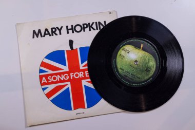 London UK, 4 Şubat 2024 70 'ler şarkısı Knock, Knock Who' s There ile Mary Hopkin 'in eski bir plağı. Orijinal kolunda Avrupa için bir şarkıydı.