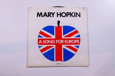 London UK, 4 Şubat 2024 70 'ler şarkısı Knock, Knock Who' s There ile Mary Hopkin 'in eski bir plağı. Orijinal kolunda Avrupa için bir şarkıydı.