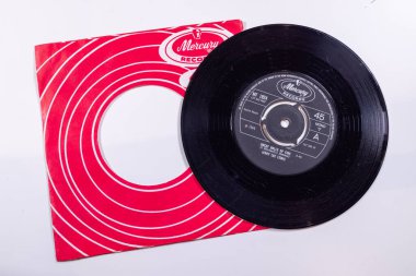 Londra İngiltere, 4 Şubat 2024 Şarkıcı Jerry Lee Lewis 'in 60lı yılların şarkısı Great Balls of Fire' ın eski bir plağı