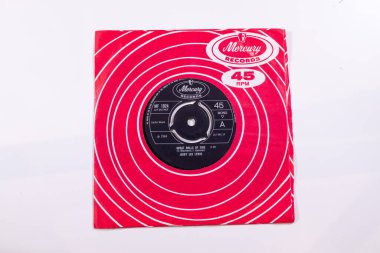 Londra İngiltere, 4 Şubat 2024 Şarkıcı Jerry Lee Lewis 'in 60lı yılların şarkısı Great Balls of Fire' ın eski bir plağı