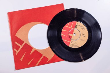 Londra İngiltere, 4 Şubat 2024 70 'lerin şarkısı Uğultulu Tepeler ile sanatçı Kate Bush' un eski bir plağı.