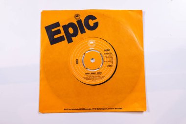 Londra İngiltere, 4 Şubat 2024 70 'lerin şarkısının orijinal kolunda Para Parası olan Abba' nın eski bir plağı.