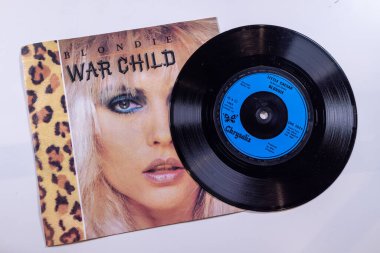 Londra İngiltere, 4 Şubat 2024 Şarkıcı Debbie Harry ve grubu Blondie 'nin eski bir plağı. Orijinal kolunda 