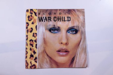 Londra İngiltere, 4 Şubat 2024 Şarkıcı Debbie Harry ve grubu Blondie 'nin eski bir plağı. Orijinal kolunda 
