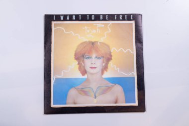 Londra İngiltere, 4 Şubat 2024 80 'lerin şarkıcısı Toyah' ın I Want to Be Free adlı şarkısının eski bir plağı.