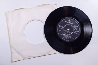 Londra İngiltere, 4 Şubat 2024 The Beatles grubunun eski bir plağı. Altmışlı yılların şarkısı I Am The Walrus 'un orijinal kolunda.