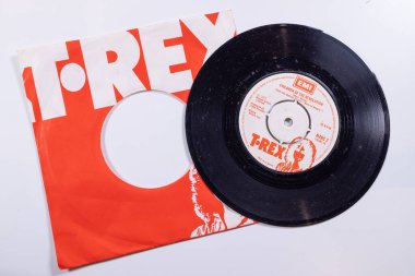 Londra İngiltere, 4 Şubat 2024 70 'lerin şarkısının orijinal kolunda Children Of The Revolution olan T-Rex' in eski bir plağı.