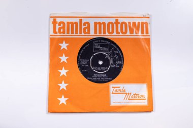 Londra İngiltere, 4 Şubat 2024 Grubun eski bir plağı Diana Ross ve The Supremes 'in altmışlı yılların şarkıları Relection in the original sleeve