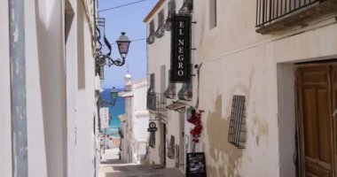Altea İspanya, 25 Mayıs 2024: İspanya 'nın güzel Altea kentinin görüntüsü güneşli bir yaz gününde İspanyol evleri ve caddelerinden okyanus manzarasını gösteriyor