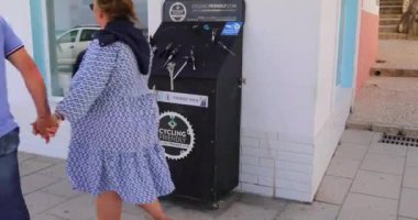 Altea Spain, 25 Mayıs 2024: İspanya 'nın güzel Altea şehrinin ana caddedeki caddeleri ve bisiklet ve bisiklet tamir hizmetlerini gösteren görüntüsü