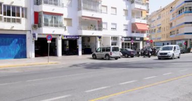 Altea Spain, 25 Mayıs 2024: İspanya 'nın güzel Altea kentinin görüntüleri dışarıda motosikletli ve İspanya' nın ana yolundan geçen arabaları gösteren tipik bir İspanyol garajını gösteriyor
