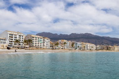 Altea 'daki güzel plajın fotoğrafı, Alicante İspanya' da Playa La Roda olarak bilinen çakıl taşı plajının yanındaki kumsalda otel ve restoranları gösteriyor.