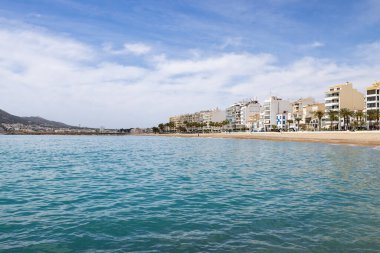 Altea 'daki güzel plajın fotoğrafı, Alicante İspanya' da Playa La Roda olarak bilinen çakıl taşı plajının yanındaki kumsalda otel ve restoranları gösteriyor.
