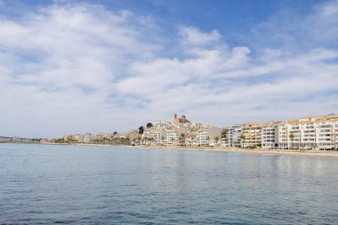 Altea 'daki güzel plajın fotoğrafı, Alicante İspanya' da Playa La Roda olarak bilinen çakıl taşı plajının yanındaki kumsalda otel ve restoranları gösteriyor.