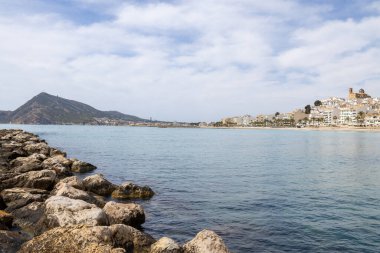 Altea 'daki güzel plajın fotoğrafı, Alicante İspanya' da Playa La Roda olarak bilinen çakıl taşı plajının yanındaki kumsalda otel ve restoranları gösteriyor.