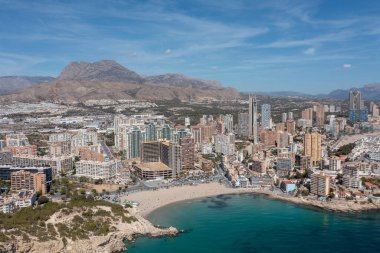 İspanya 'nın Benidorm şehrinin havadan çekilmiş fotoğrafı Playa de Finestrat olarak bilinen plajı ve küçük sahil çevresindeki otel ve daireleri gösteriyor.