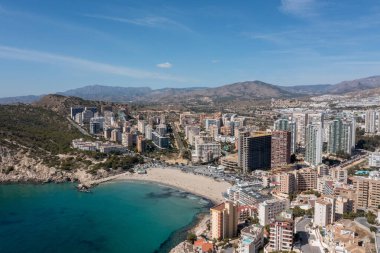 İspanya 'nın Benidorm şehrinin havadan çekilmiş fotoğrafı Playa de Finestrat olarak bilinen plajı ve küçük sahil çevresindeki otel ve daireleri gösteriyor.