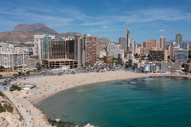 İspanya 'nın Benidorm şehrinin havadan çekilmiş fotoğrafı Playa de Finestrat olarak bilinen plajı ve küçük sahil çevresindeki otel ve daireleri gösteriyor.