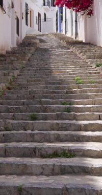 İspanya 'nın güzel şehri Altea' nın portre görüntüleri güneşli bir yaz gününde her iki taraftaki geleneksel İspanyol evleriyle merdivenleri çıktığını gösteriyor.