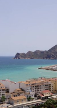 İspanya 'nın güzel şehri Altea' nın, deniz kıyısındaki sahil limanı ve dağlara bakan manzarasını gösteren portre görüntüleri.