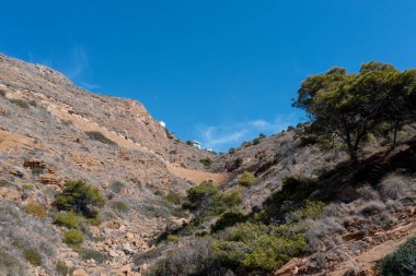 Sıcak bir yaz gününde İspanya 'nın Benidorm kentindeki büyük bir rögar dronunun hava aracı fotoğrafı.