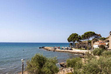 Calpe, Alicante, 5 Temmuz 2024: İspanya 'nın güzel şehri Calpe' nin yaz mevsiminde deniz cephesini gösteren fotoğrafı