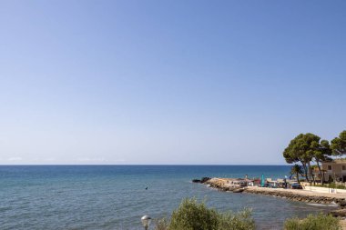 Calpe, Alicante, 5 Temmuz 2024: İspanya 'nın güzel şehri Calpe' nin yaz mevsiminde deniz cephesini gösteren fotoğrafı