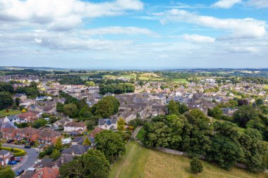 İngiltere 'nin North Yorkshire kentindeki bir pazar kasabası olan Leyburn' ün hava aracı fotoğrafı yaz mevsiminde kasabadaki evleri yukarıdan gösteriyor.