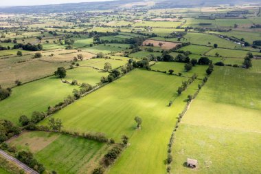 İngiltere 'nin North Yorkshire kentindeki bir pazar kasabası olan Leyburn' ün hava aracı fotoğrafı yaz mevsiminde kasabadaki evleri yukarıdan gösteriyor.
