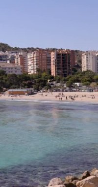 İspanya 'nın Benidorm kentinin yaz aylarındaki portre görüntüleri Playa de Finestrat olarak bilinen plajı ve yaz aylarında küçük sahil çevresindeki otel ve daireleri gösteriyor.
