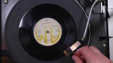 Londra Birleşik Devletleri, 4 Şubat 2024: Elkie Brooks 'un 70' ler şarkısıyla eski bir pikapta çalan Pearls a Singer şarkısı