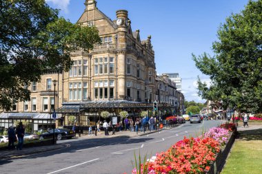 Harrogate North Yorkshire, 20 Ağustos 2024: Kuzey Yorkshire Harrogate kasabasının fotoğrafı: Güneşli bir yaz gününde ünlü Betty 's Tea Room kafe ve restoranını gösteriyor