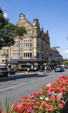 Harrogate North Yorkshire, 20 Ağustos 2024: Kuzey Yorkshire Harrogate kasabasının fotoğrafı: Güneşli bir yaz gününde ünlü Betty 's Tea Room kafe ve restoranını gösteriyor