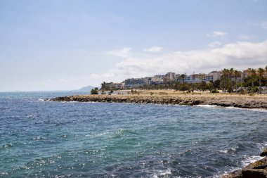 Fotoğraf İspanya 'nın Villajoyosa şehrinde çekildi. Yazın Alicante, İspanya' da deniz cephesinde.