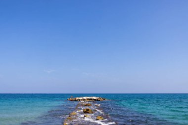 Okyanus cephesinin fotoğrafı İspanya 'nın güzel Villajoyosa köyünde yaz mevsiminde kayalardan yapılmış bir yürüyüşün üzerinden geçiyor.