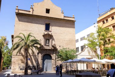 Valencia İspanya, 4 Temmuz 2024: İspanya 'nın Valensiya şehrinin fotoğrafı güneşli bir günde turistler ve insanlarla birlikte şehrin sokaklarını gösteriyor