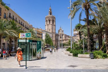 Valencia İspanya, 4 Temmuz 2024: İspanya 'nın Valensiya şehrinin fotoğrafı güneşli bir günde turistler ve insanlarla birlikte şehrin sokaklarını gösteriyor