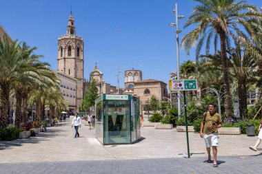Valencia İspanya, 4 Temmuz 2024: İspanya 'nın Valensiya şehrinin fotoğrafı güneşli bir günde turistler ve insanlarla birlikte şehrin sokaklarını gösteriyor