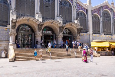 Valencia İspanya, 4 Temmuz 2024: İspanya 'nın Valensiya şehrinin fotoğrafı güneşli bir günde turistler ve insanlarla birlikte şehrin sokaklarını gösteriyor