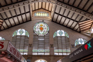 Valencia İspanya, 4 Temmuz 2024: İspanya 'da Valensiya şehrinin fotoğrafı kentteki ünlü kapalı alan pazarını gösteriyor