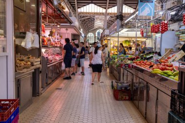 Valencia İspanya, 4 Temmuz 2024: İspanya 'da Valensiya şehrinin fotoğrafı kentteki ünlü kapalı alan pazarını gösteriyor