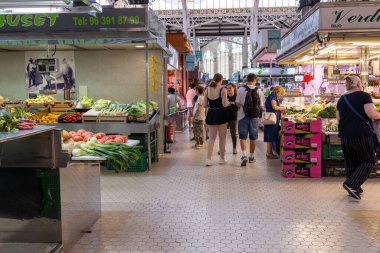 Valencia İspanya, 4 Temmuz 2024: İspanya 'da Valensiya şehrinin fotoğrafı kentteki ünlü kapalı alan pazarını gösteriyor