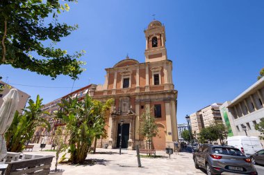 Valencia İspanya, 4 Temmuz 2024: İspanya 'nın Valensiya şehrinin fotoğrafı güneşli bir günde turistler ve insanlarla birlikte şehrin sokaklarını gösteriyor