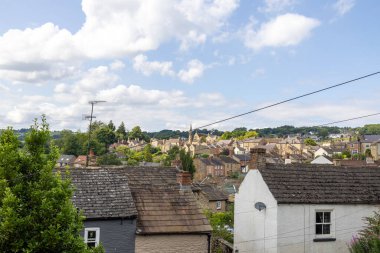 Kuzey Yorkshire, İngiltere 'de bir pazar kasabası olan güzel Richmond kasabasının fotoğrafı. Yazın eski tarihi evleri gösteriyor.