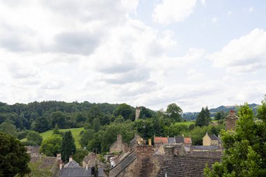 Kuzey Yorkshire, İngiltere 'de bir pazar kasabası olan güzel Richmond kasabasının fotoğrafı. Yazın eski tarihi evleri gösteriyor.
