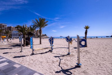 Güney sahilinde Platja de La Cala de Finestrat olarak bilinen Benidorm kasabasının fotoğrafı sahilde oynayan çocukları gösteriyor.