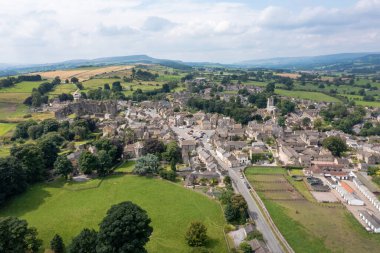 İngiltere 'nin kuzeyindeki Leyburn kentindeki Middleham şehrinin hava aracı fotoğrafı İngiliz kırsal kasabasını ve tarihi Middleham Kalesi' ni yaz aylarında güneşli bir günde gösteriyor.