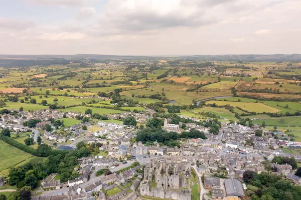 stock image Aerial drone photo of the beautiful town of Middleham in Leyburn in North Yorkshire in the UK showing the British countryside town and the historic Middleham Castle on a sunny day in the summer time